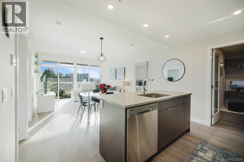 210 881 Short St, Saanich, British Columbia V8X 0B7 - Photo 4 - 1021835
