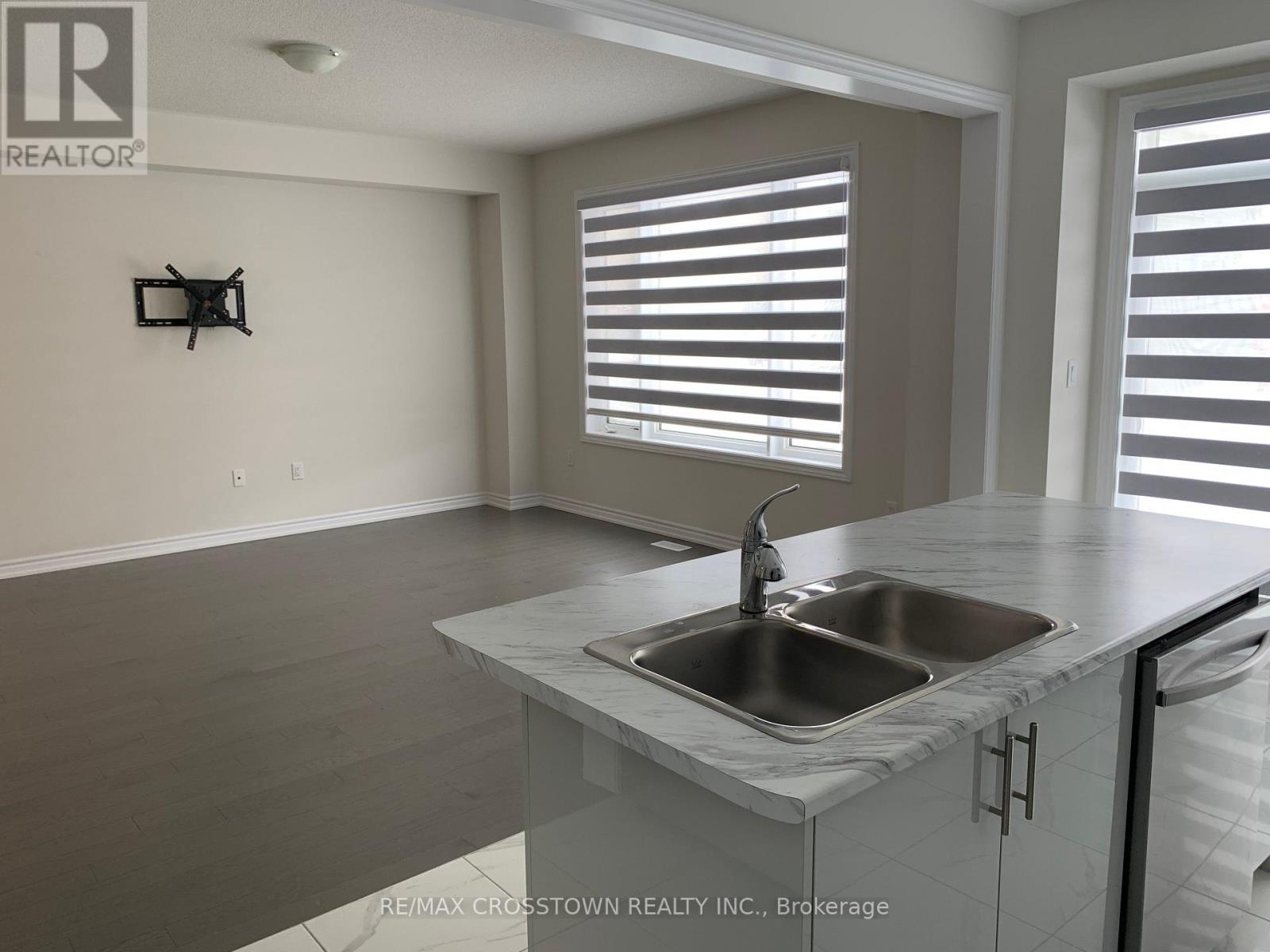 20 Rochester Drive, Barrie, Ontario  L9S 2Z8 - Photo 5 - S12453633