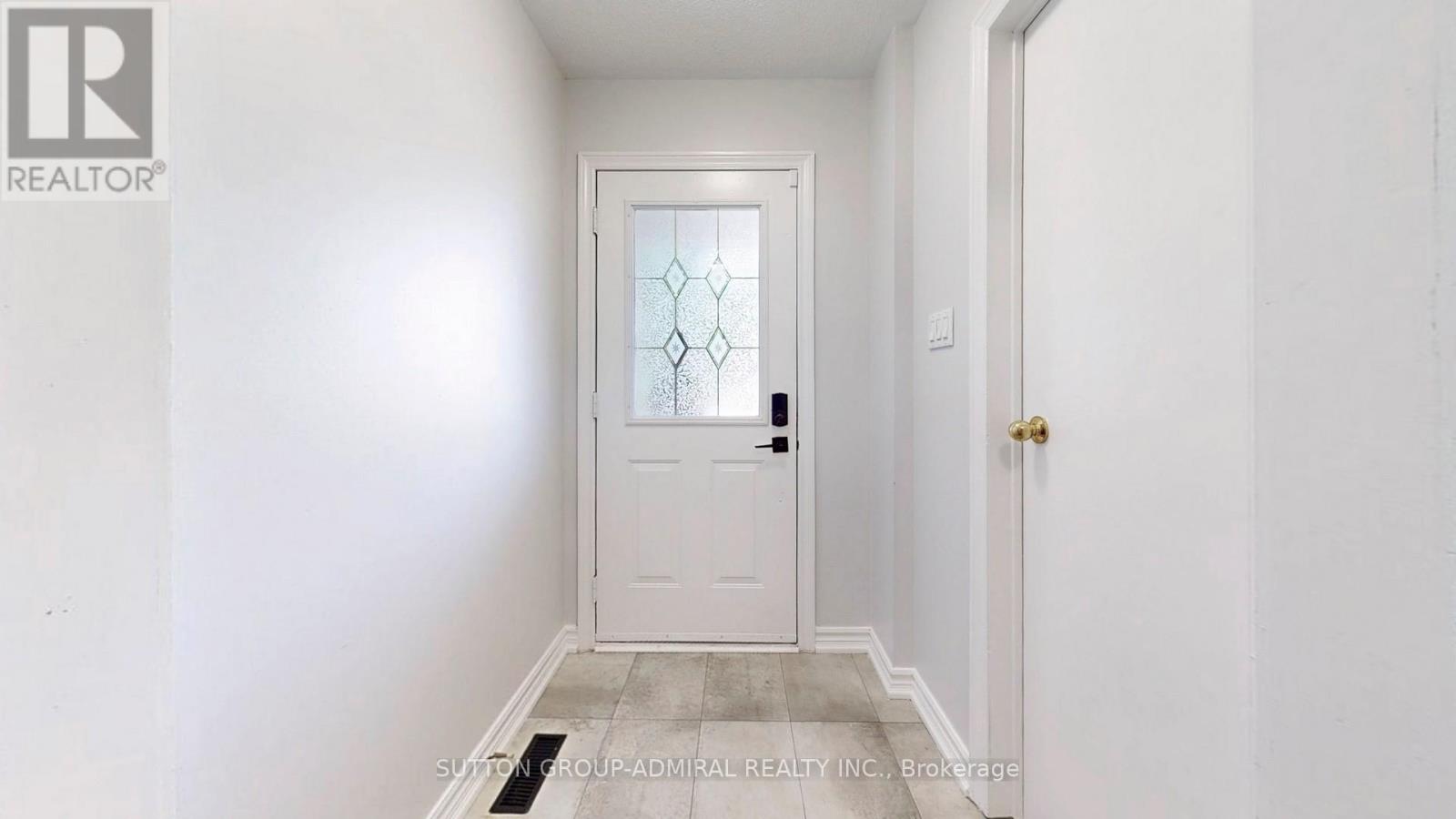 760 Ashprior Avenue, Mississauga, Ontario  L5R 3P1 - Photo 3 - W12545948