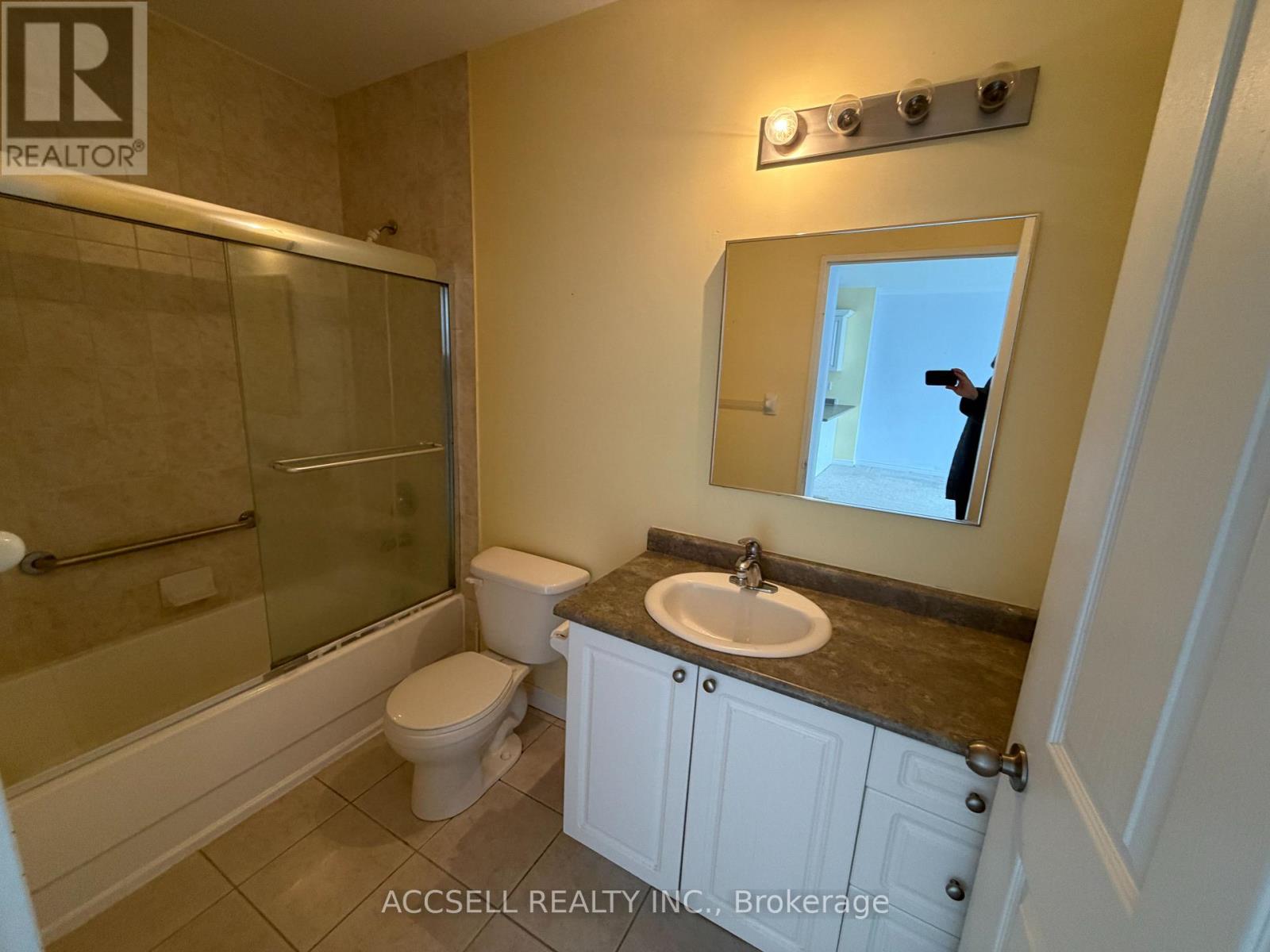 208 - 353 Commissioners Road W, London South, Ontario  N6J 0A3 - Photo 9 - X12542028