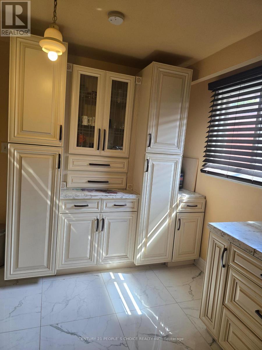 18 Curtis Drive, Brampton, Ontario  L6Y 2J6 - Photo 4 - W12627758