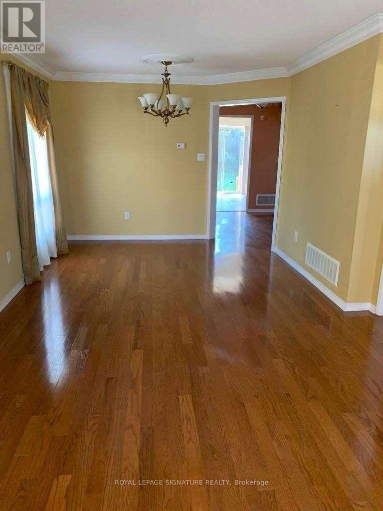 Upper - 2419 Bankside Drive, Mississauga, Ontario  L5M 6E6 - Photo 5 - W12626832