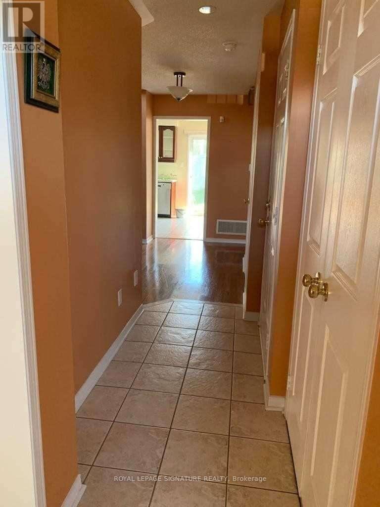 Upper - 2419 Bankside Drive, Mississauga, Ontario  L5M 6E6 - Photo 2 - W12626832