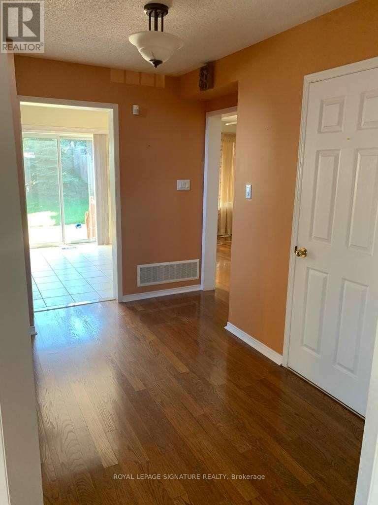 Upper - 2419 Bankside Drive, Mississauga, Ontario  L5M 6E6 - Photo 6 - W12626832