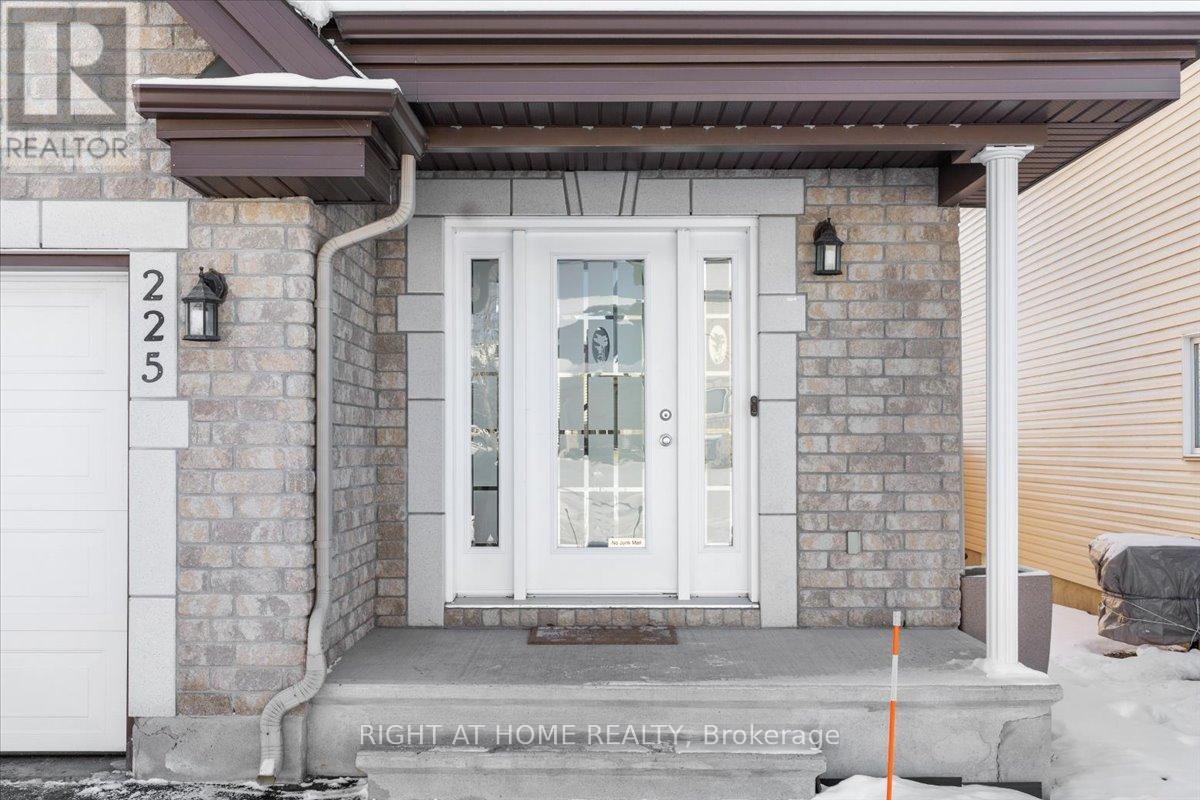 225 Mica Crescent, Clarence-Rockland, Ontario  K4K 0E3 - Photo 3 - X12628084
