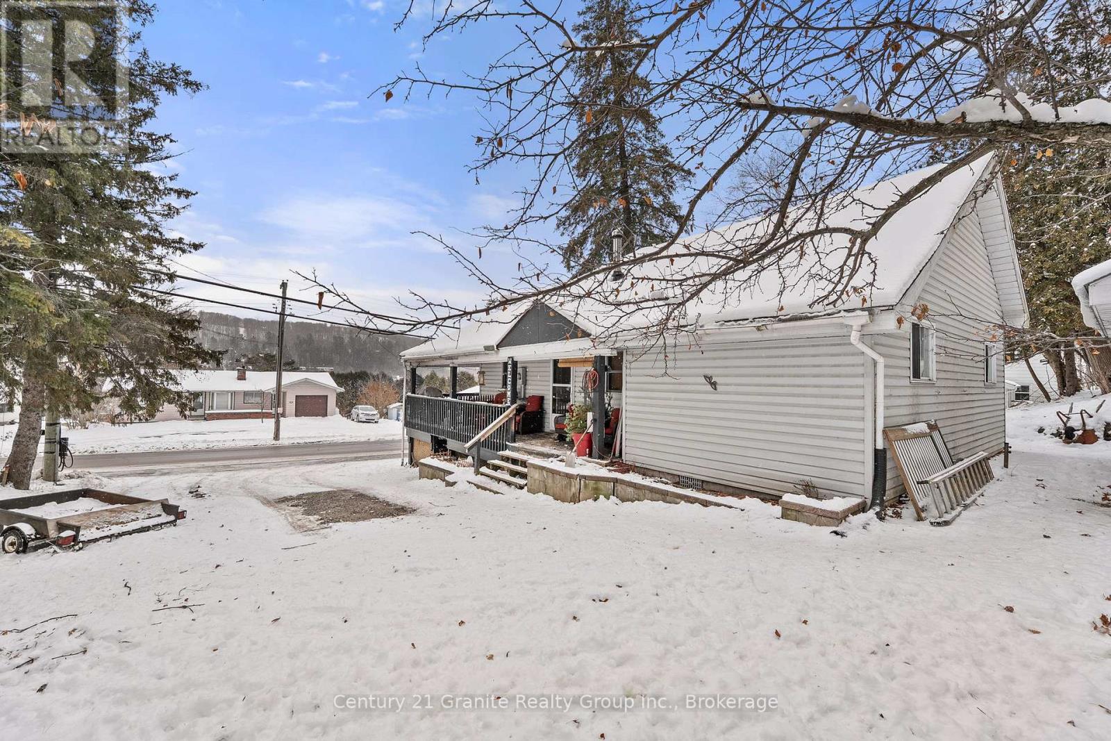 27 Sunnyside Street, Dysart Et Al, Ontario  K0M 1S0 - Photo 2 - X12628028