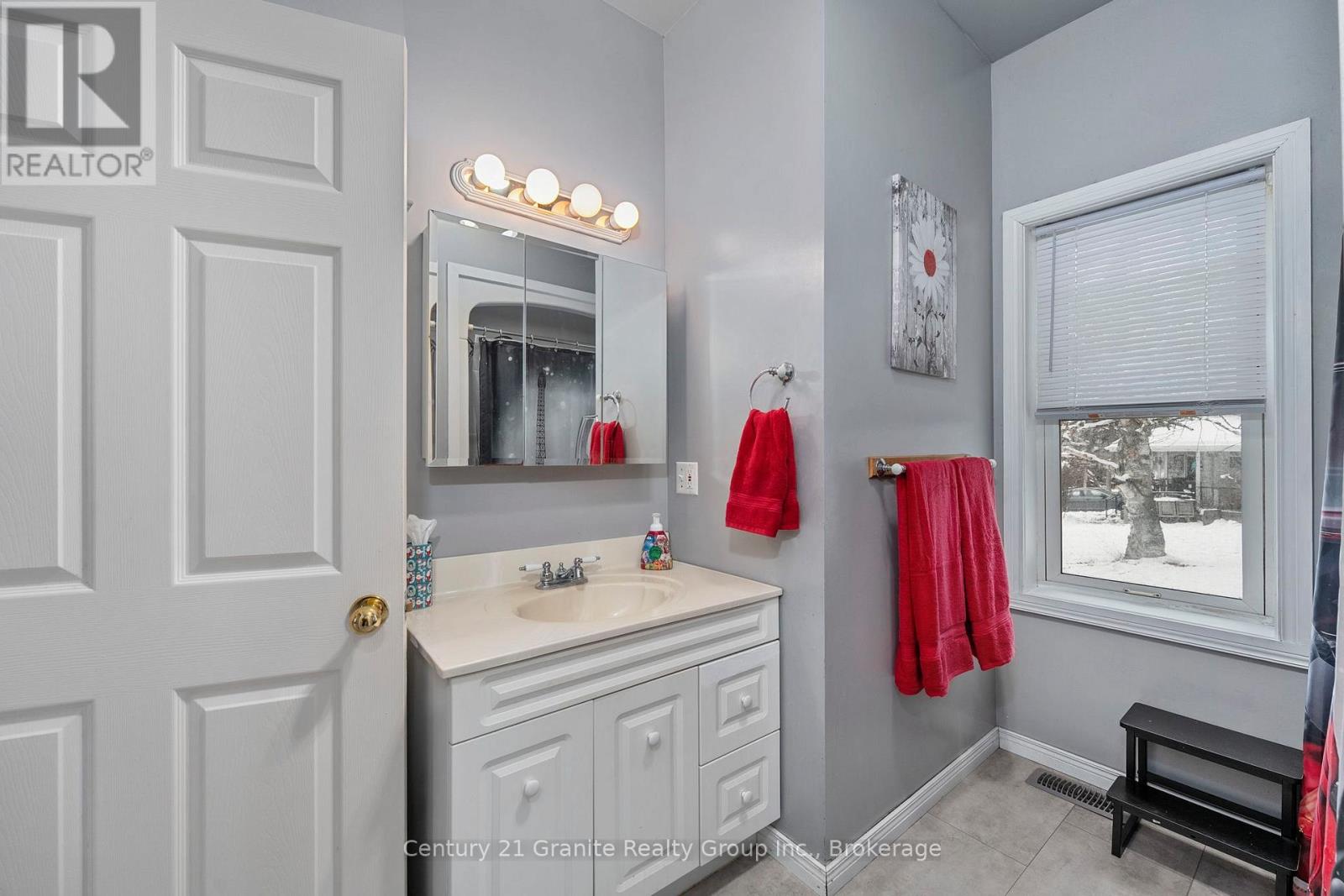 27 Sunnyside Street, Dysart Et Al, Ontario  K0M 1S0 - Photo 20 - X12628028