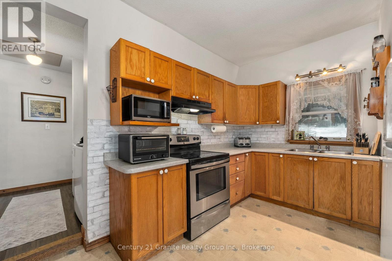 27 Sunnyside Street, Dysart Et Al, Ontario  K0M 1S0 - Photo 3 - X12628028