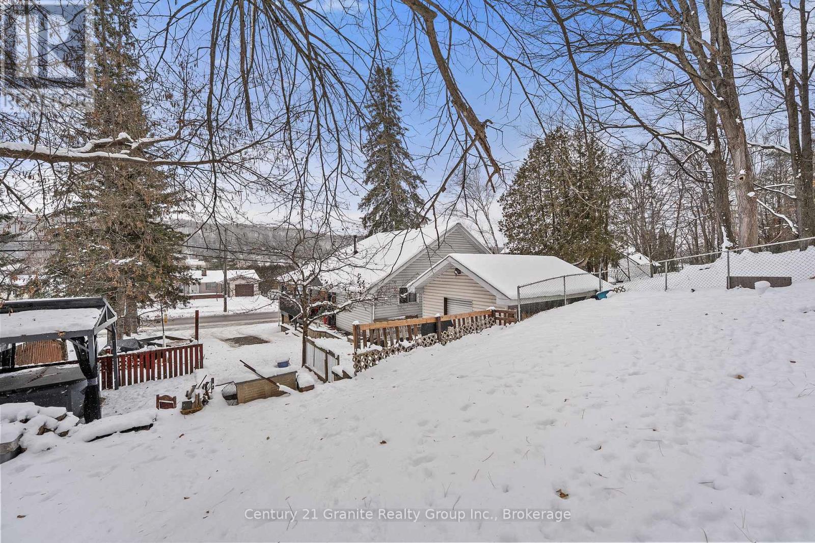 27 Sunnyside Street, Dysart Et Al, Ontario  K0M 1S0 - Photo 40 - X12628028