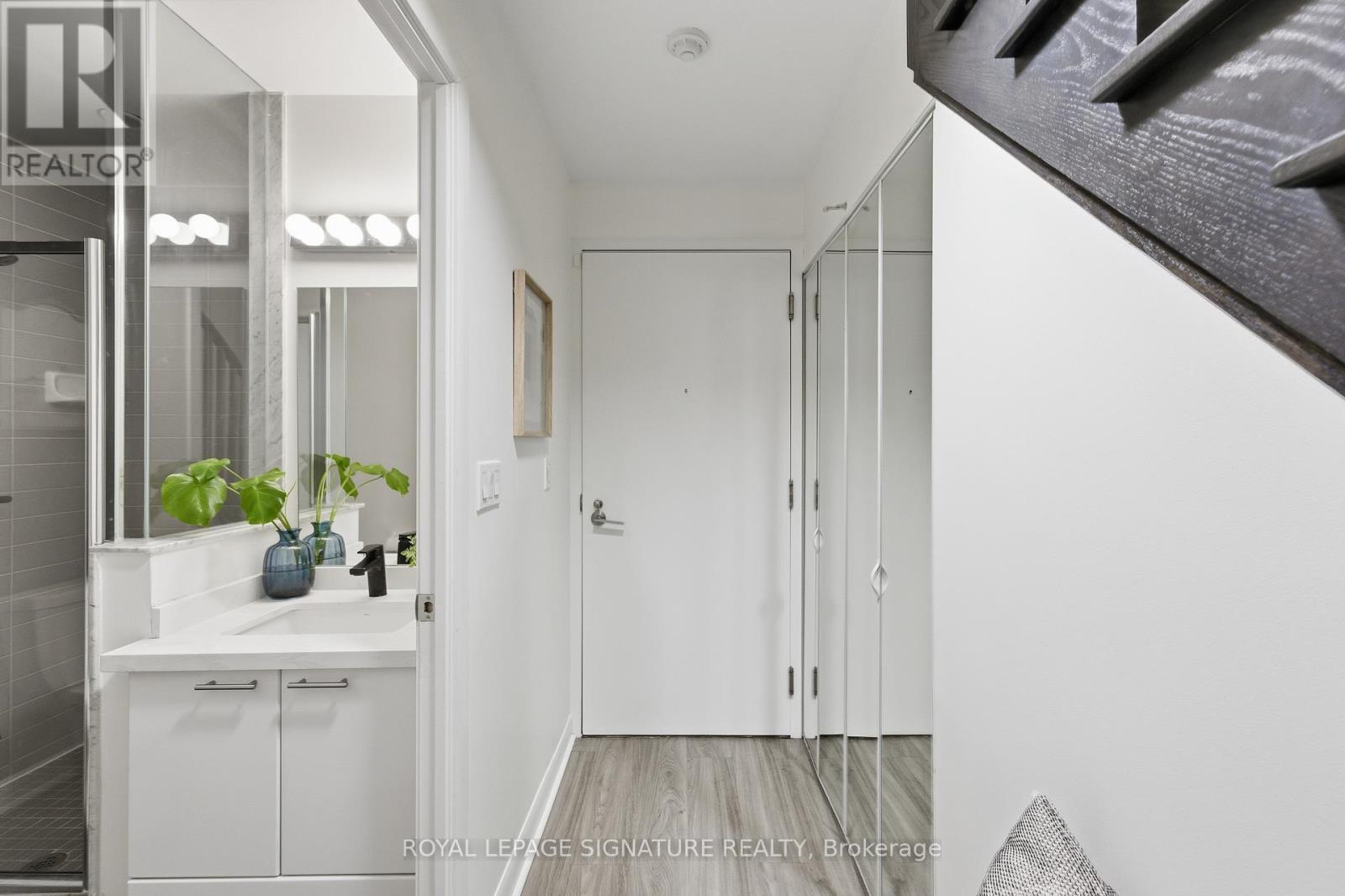 105 - 15 Bruyeres Mews, Toronto, Ontario  M5V 0A7 - Photo 8 - C12627850