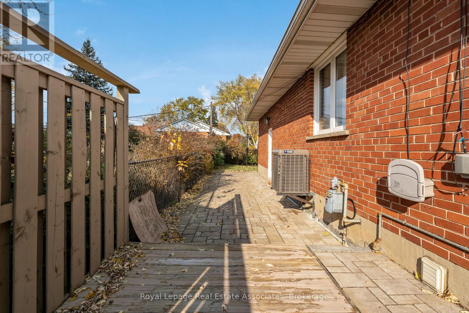 20 Suburban Drive, Mississauga, Ontario  L5N 1G5 - Photo 45 - W12460499