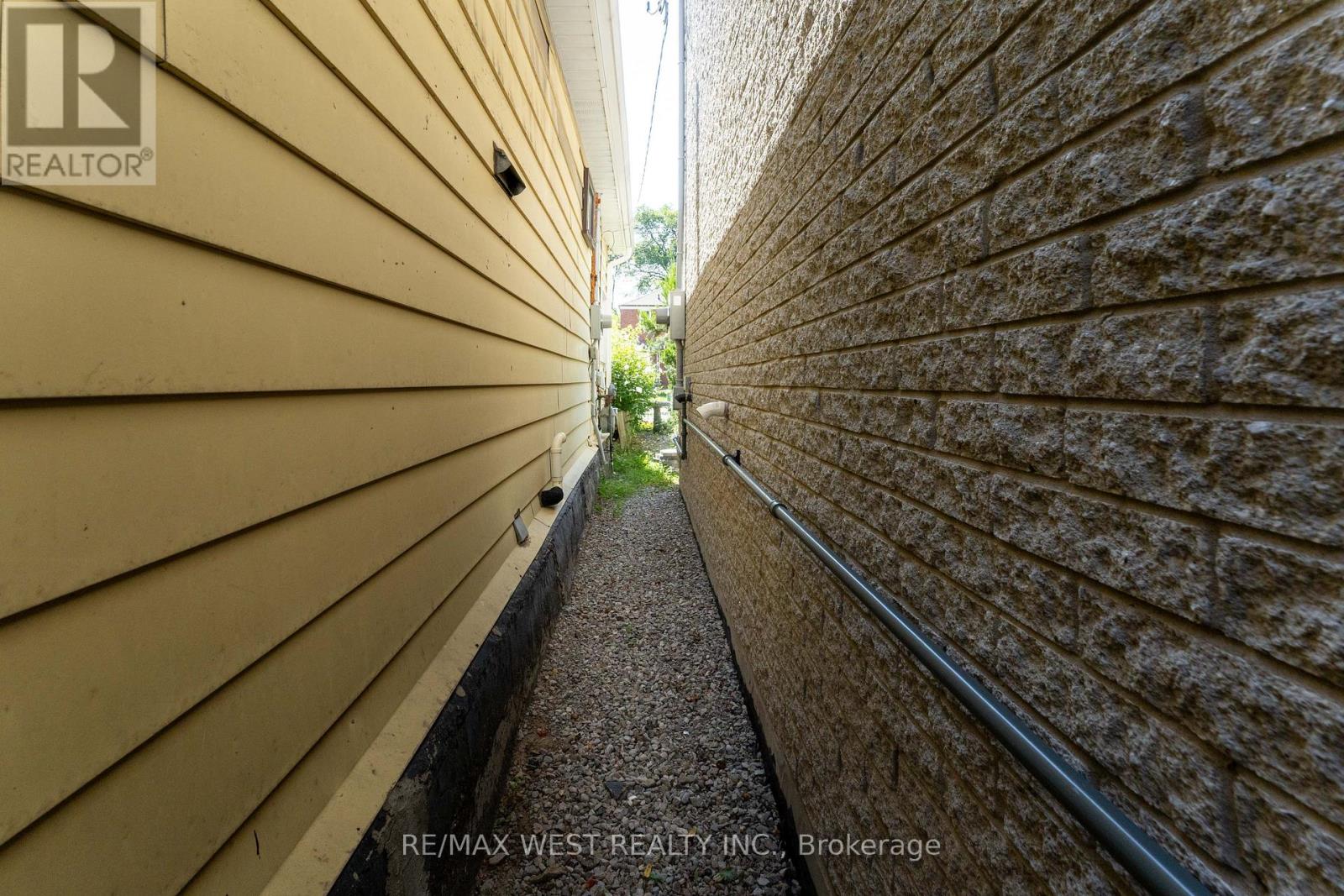 180 Holborne Avenue, Toronto, Ontario  M4C 2R8 - Photo 12 - E12628040