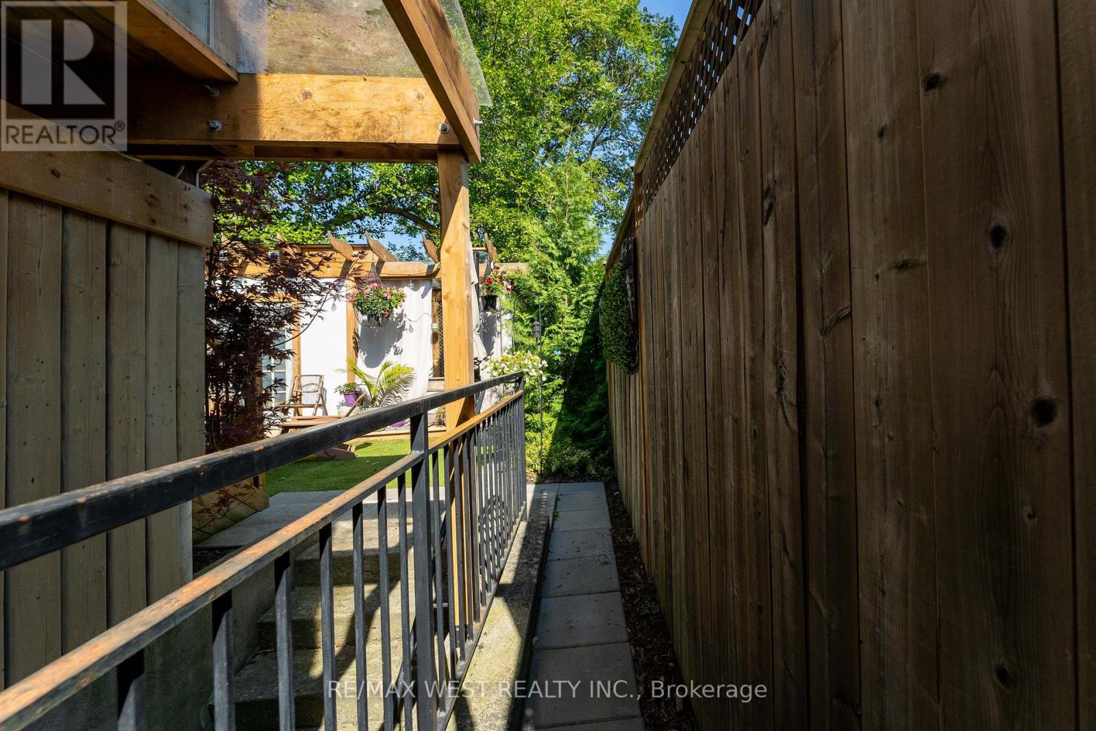 180 Holborne Avenue, Toronto, Ontario  M4C 2R8 - Photo 13 - E12628040