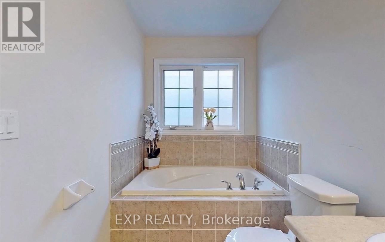 625 Sweetwater Crescent, Newmarket, Ontario  L3X 0H5 - Photo 7 - N12627950