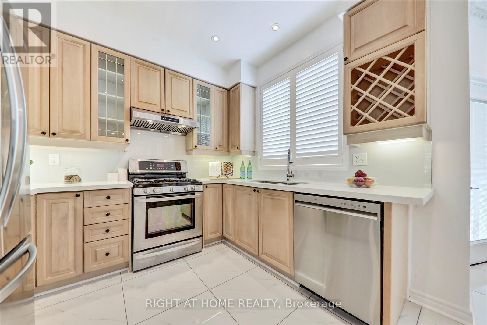 8 Santa Maria Trail, Vaughan, Ontario  L6A 2Y7 - Photo 7 - N12627982