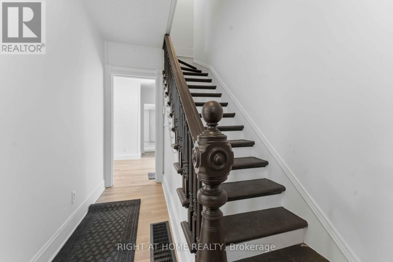 71 Carruthers Avenue, Ottawa, Ontario  K1Y 1N3 - Photo 3 - X12615826