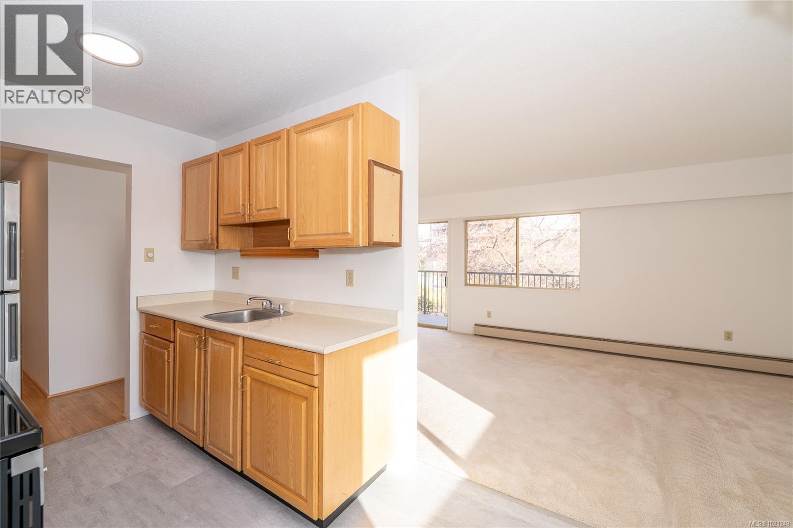 218 1680 Poplar Ave, Saanich, British Columbia  V8P 4K7 - Photo 5 - 1021249