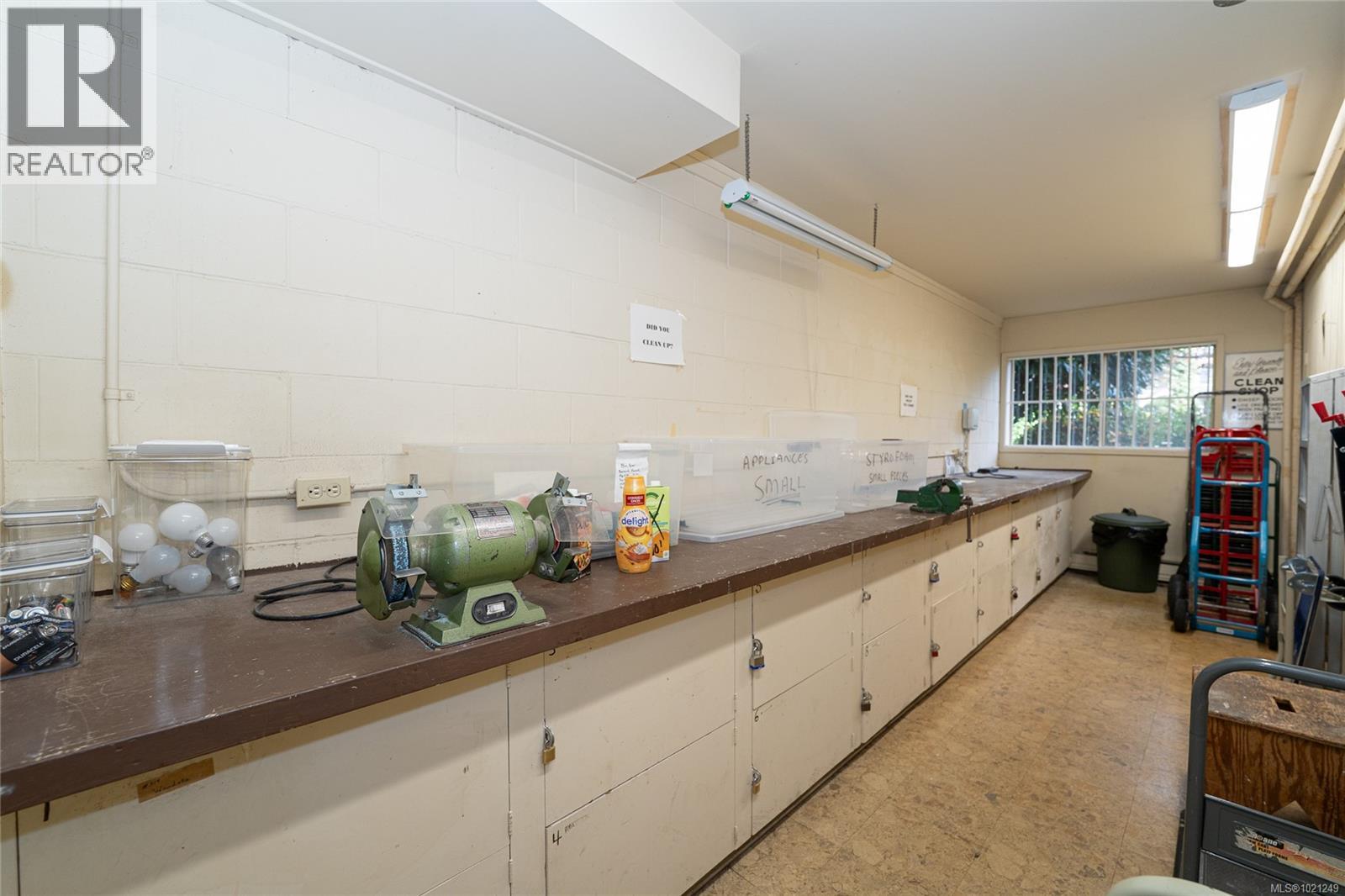 218 1680 Poplar Ave, Saanich, British Columbia  V8P 4K7 - Photo 16 - 1021249