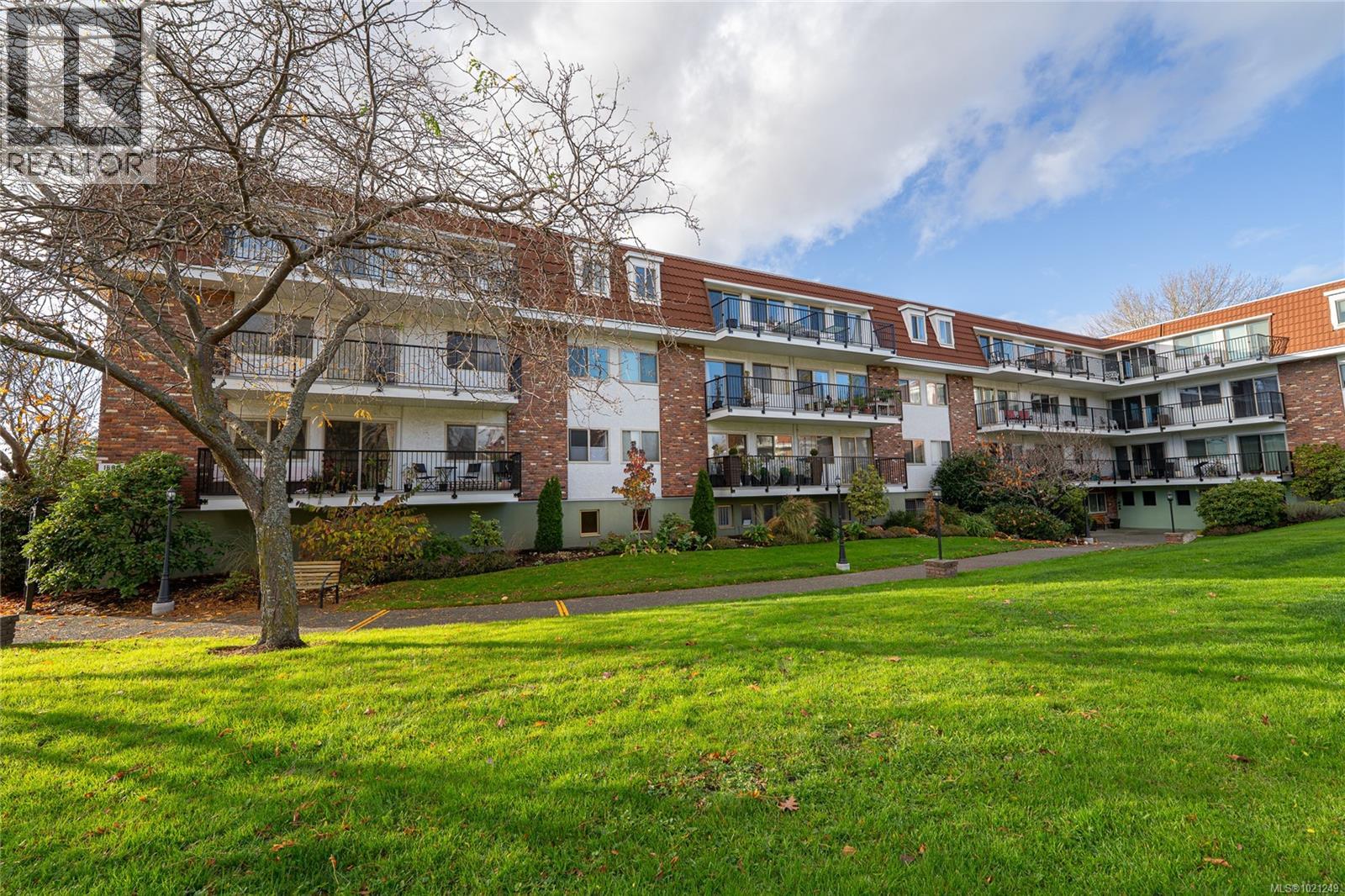 218 1680 Poplar Ave, Saanich, British Columbia  V8P 4K7 - Photo 2 - 1021249