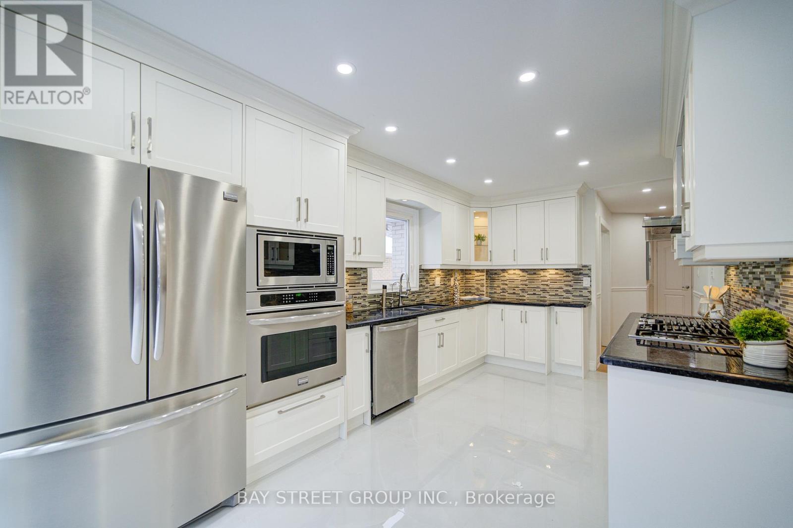 2183 Margot Street, Oakville, Ontario  L6H 3M5 - Photo 13 - W12628112