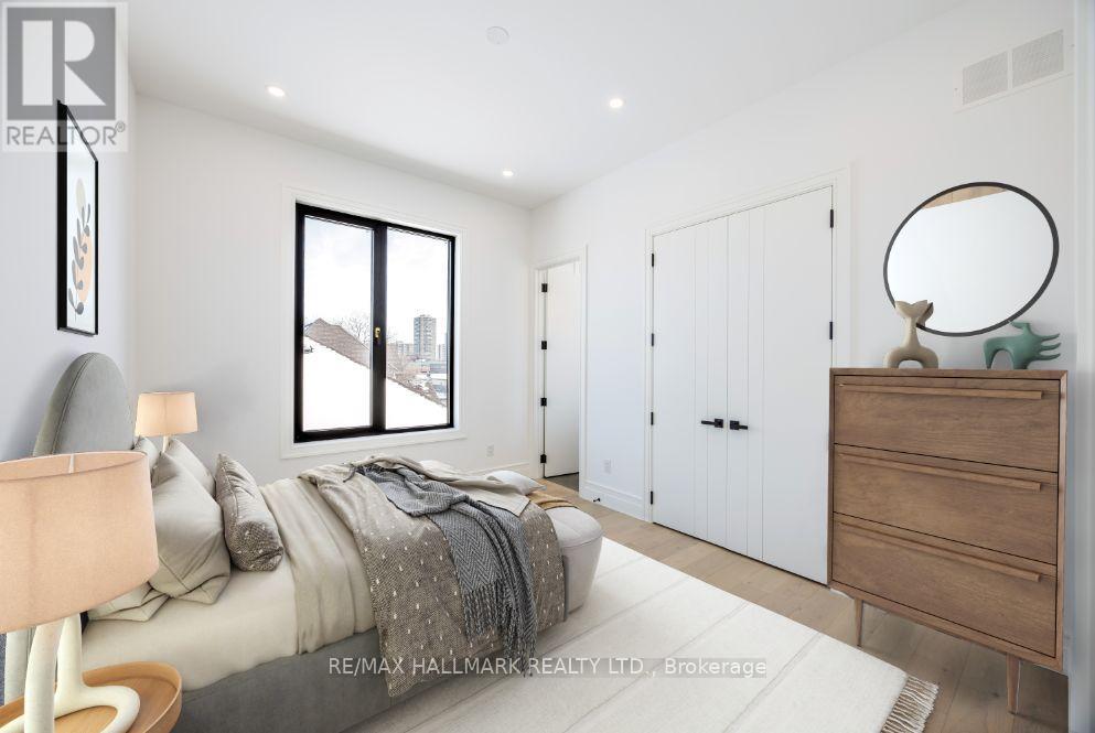 230 Townsgate Drive, Vaughan, Ontario  L4J 8J5 - Photo 3 - N12616208