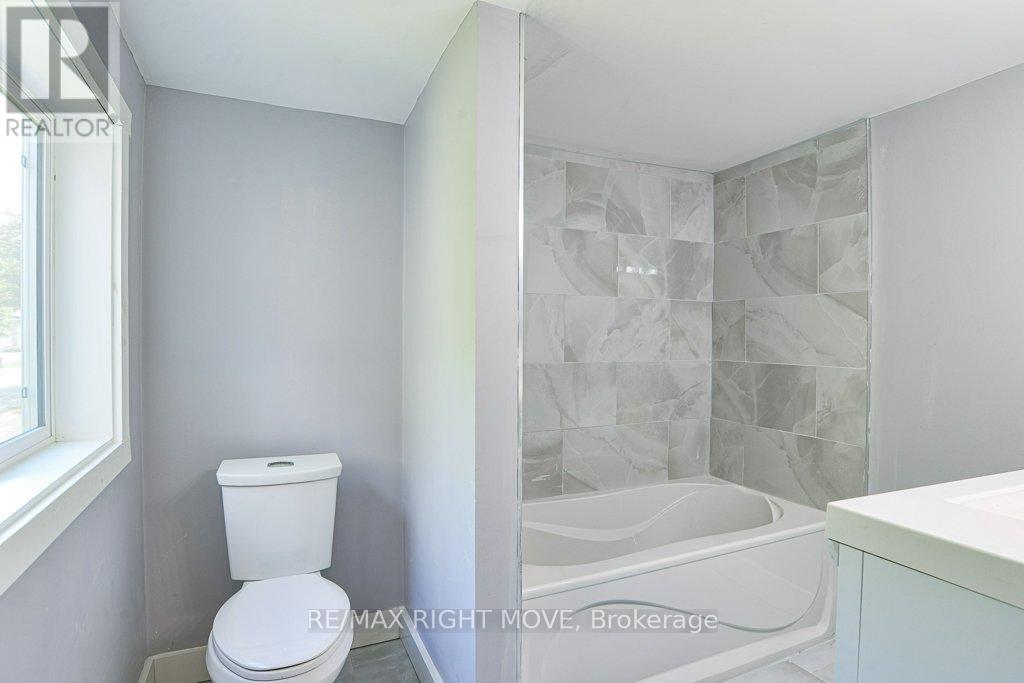 299 Mary Street, Orillia, Ontario  L3V 3E9 - Photo 13 - S12383554