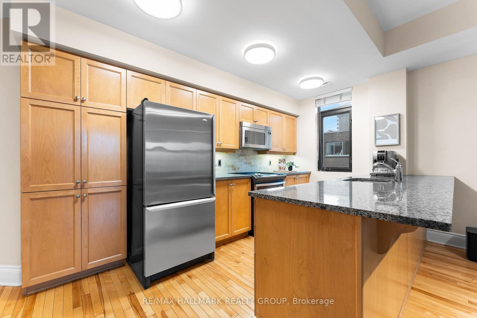 401 - 374 Cooper Street, Ottawa, Ontario  K2P 2P4 - Photo 6 - X12533458