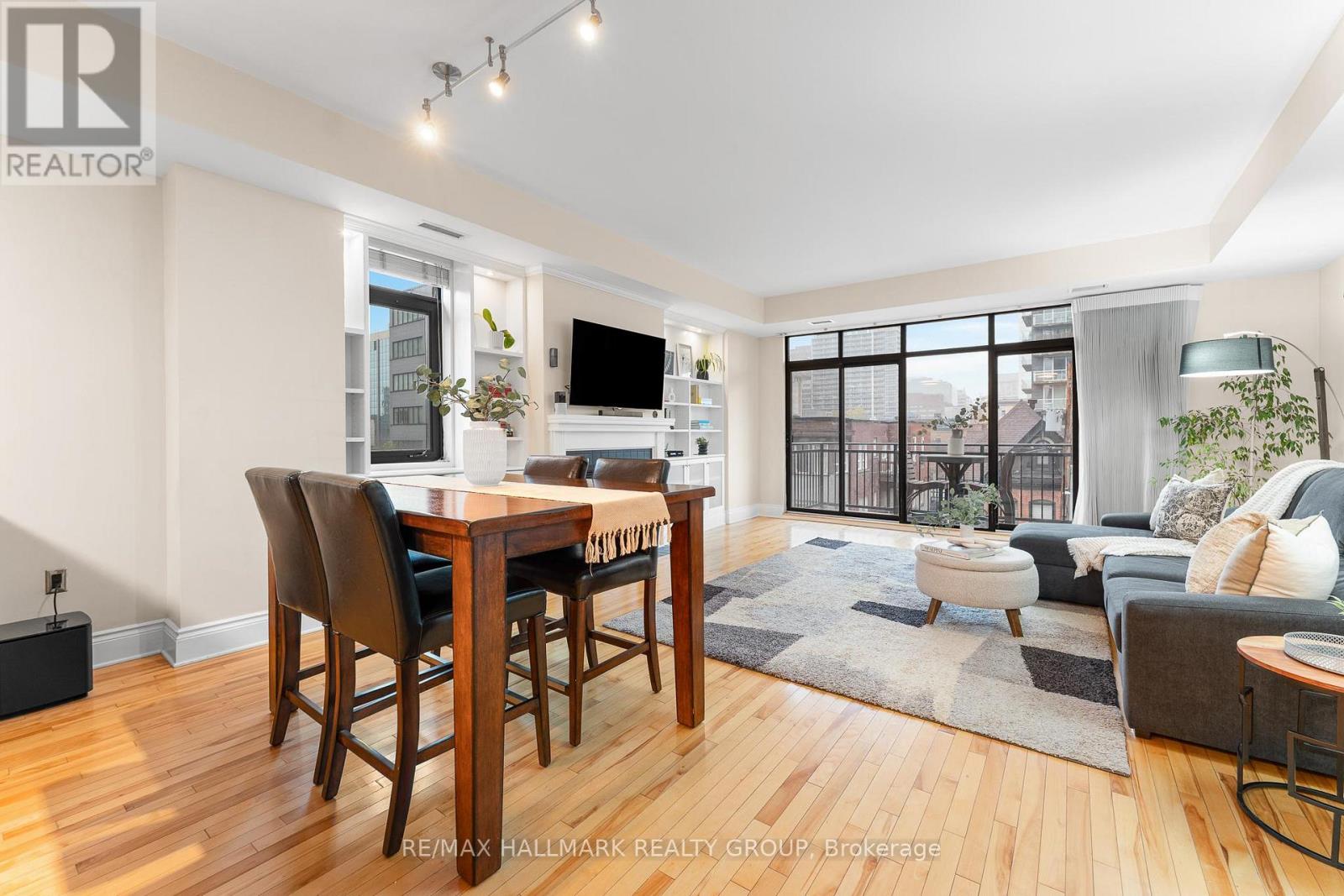 401 - 374 Cooper Street, Ottawa, Ontario  K2P 2P4 - Photo 8 - X12533458