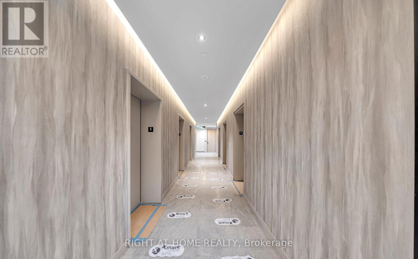 4202 - 8 Interchange Way, Vaughan, Ontario  L4K 5Z7 - Photo 2 - N12628236