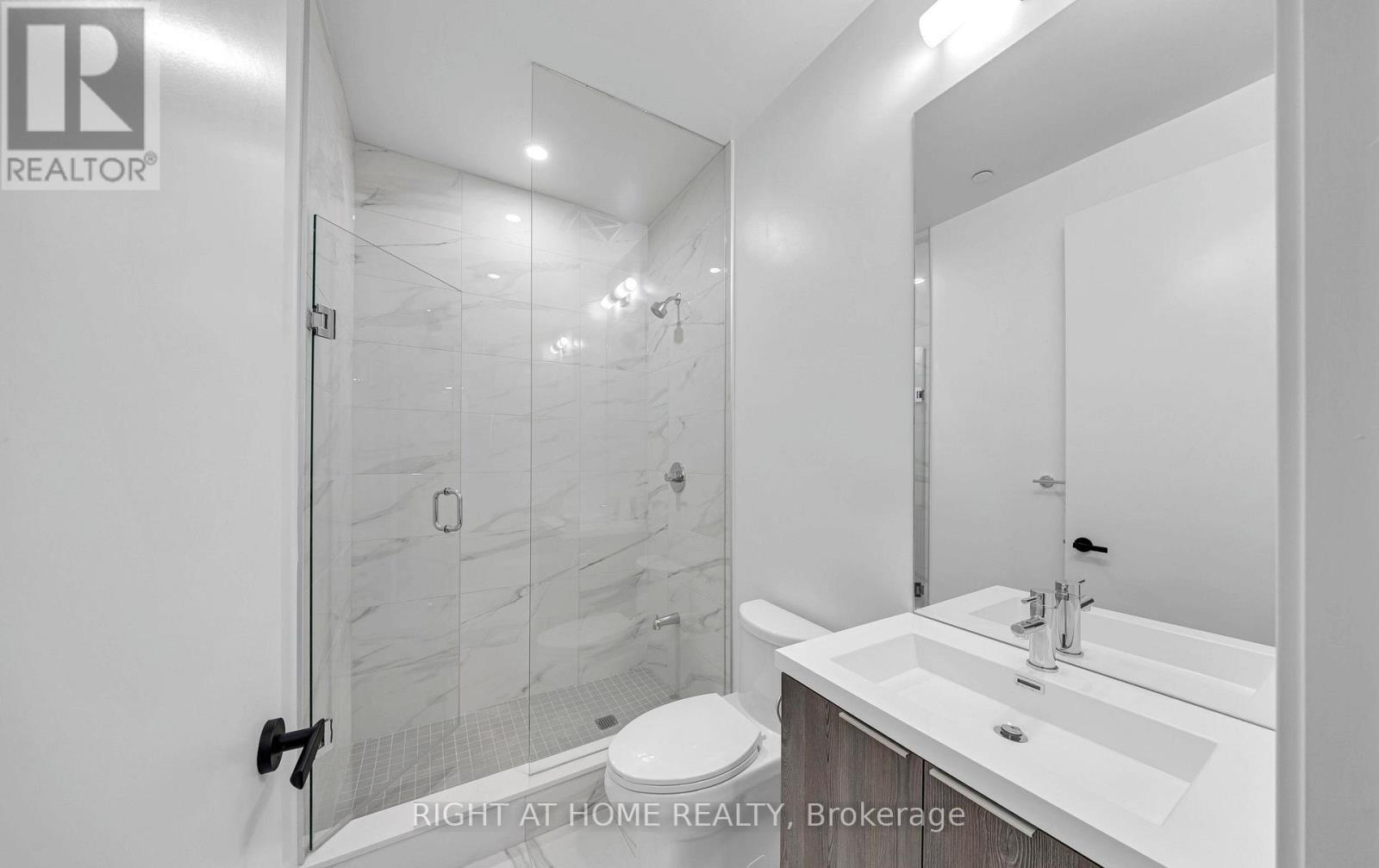 4202 - 8 Interchange Way, Vaughan, Ontario  L4K 5Z7 - Photo 3 - N12628236