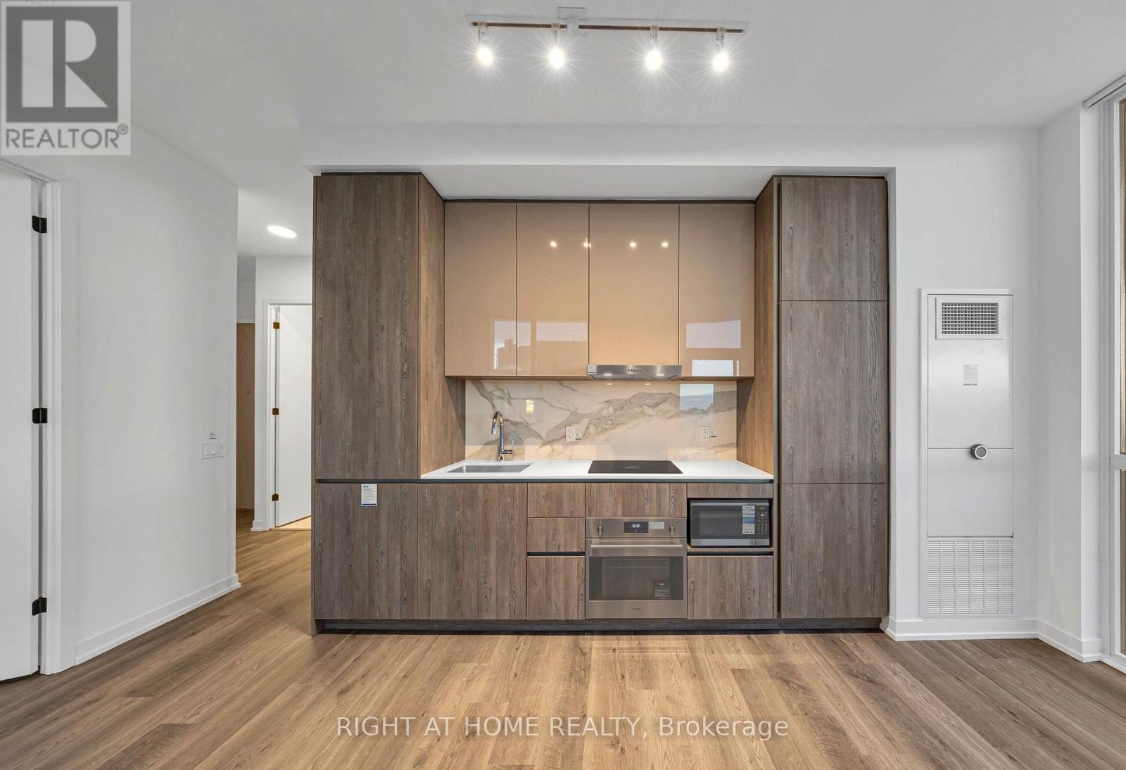 4202 - 8 Interchange Way, Vaughan, Ontario  L4K 5Z7 - Photo 4 - N12628236