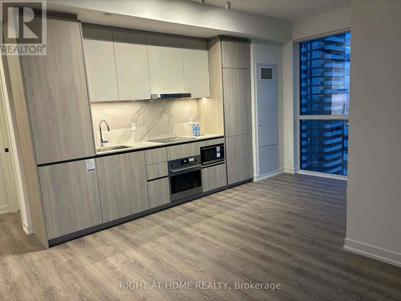 4202 - 8 Interchange Way, Vaughan, Ontario  L4K 5Z7 - Photo 5 - N12628236