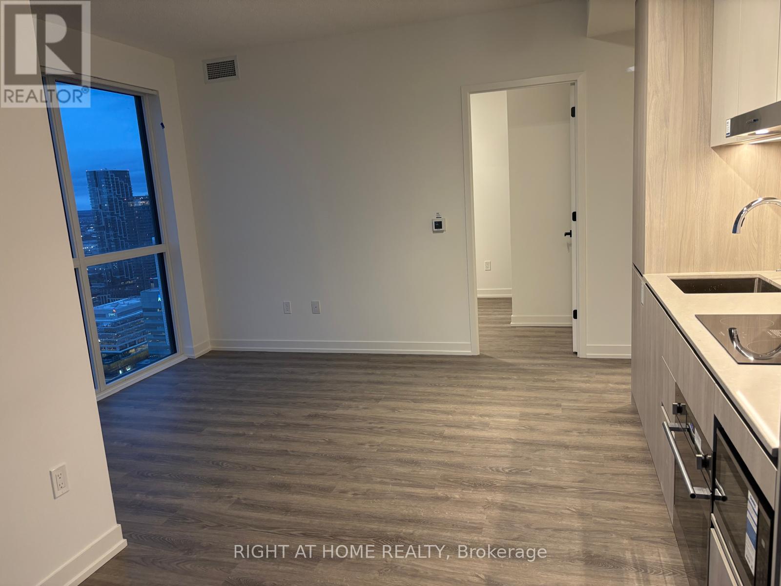 4202 - 8 Interchange Way, Vaughan, Ontario  L4K 5Z7 - Photo 6 - N12628236