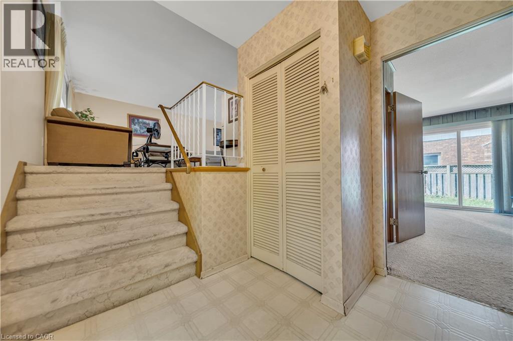 395 Mossom Place, Waterloo, Ontario  N2K 2G7 - Photo 3 - 40769985