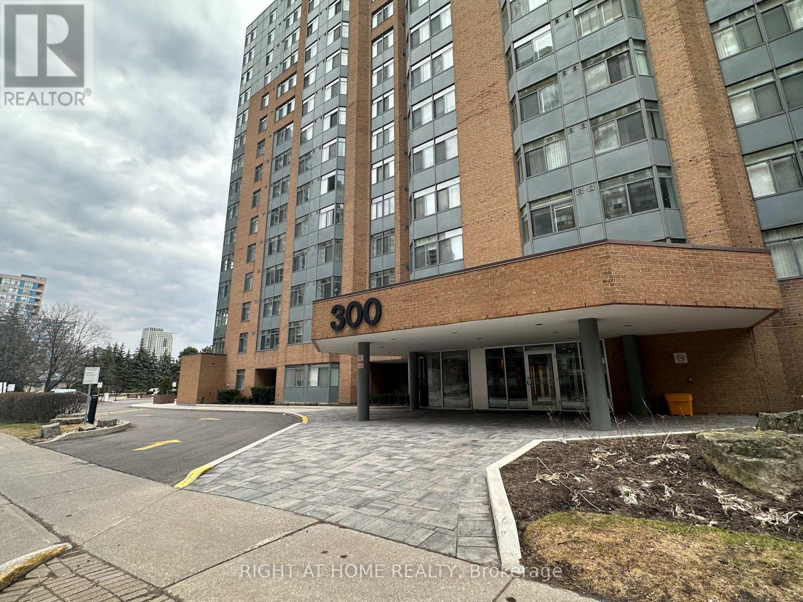 1406 - 300 Webb Drive, Mississauga, Ontario  L5B 3W3 - Photo 1 - W12628178