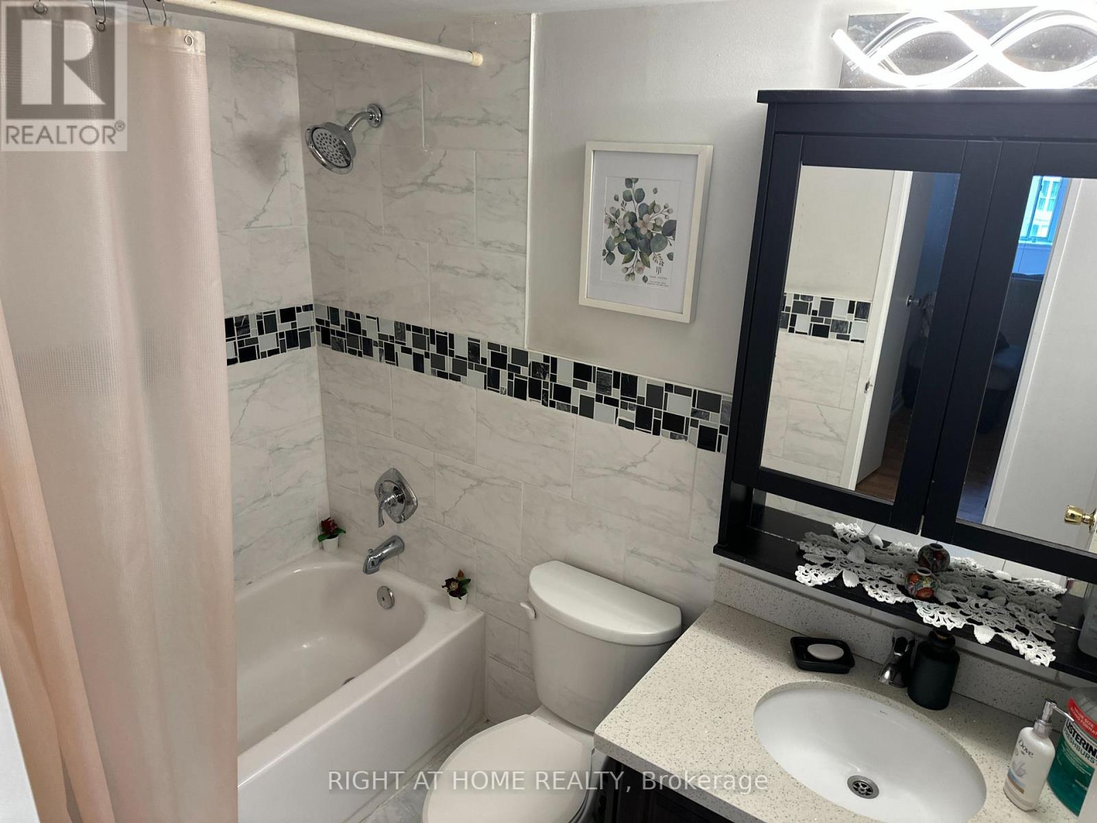 1406 - 300 Webb Drive, Mississauga, Ontario  L5B 3W3 - Photo 10 - W12628178