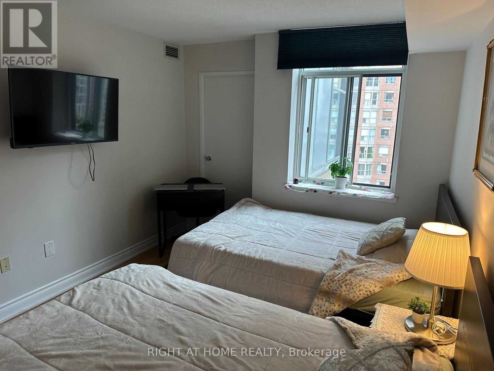 1406 - 300 Webb Drive, Mississauga, Ontario  L5B 3W3 - Photo 12 - W12628178