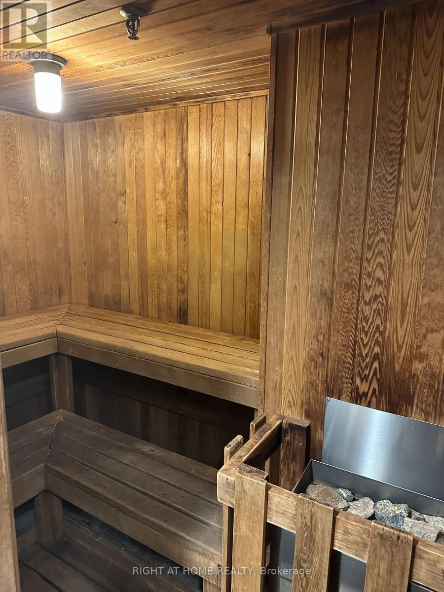 1406 - 300 Webb Drive, Mississauga, Ontario  L5B 3W3 - Photo 15 - W12628178