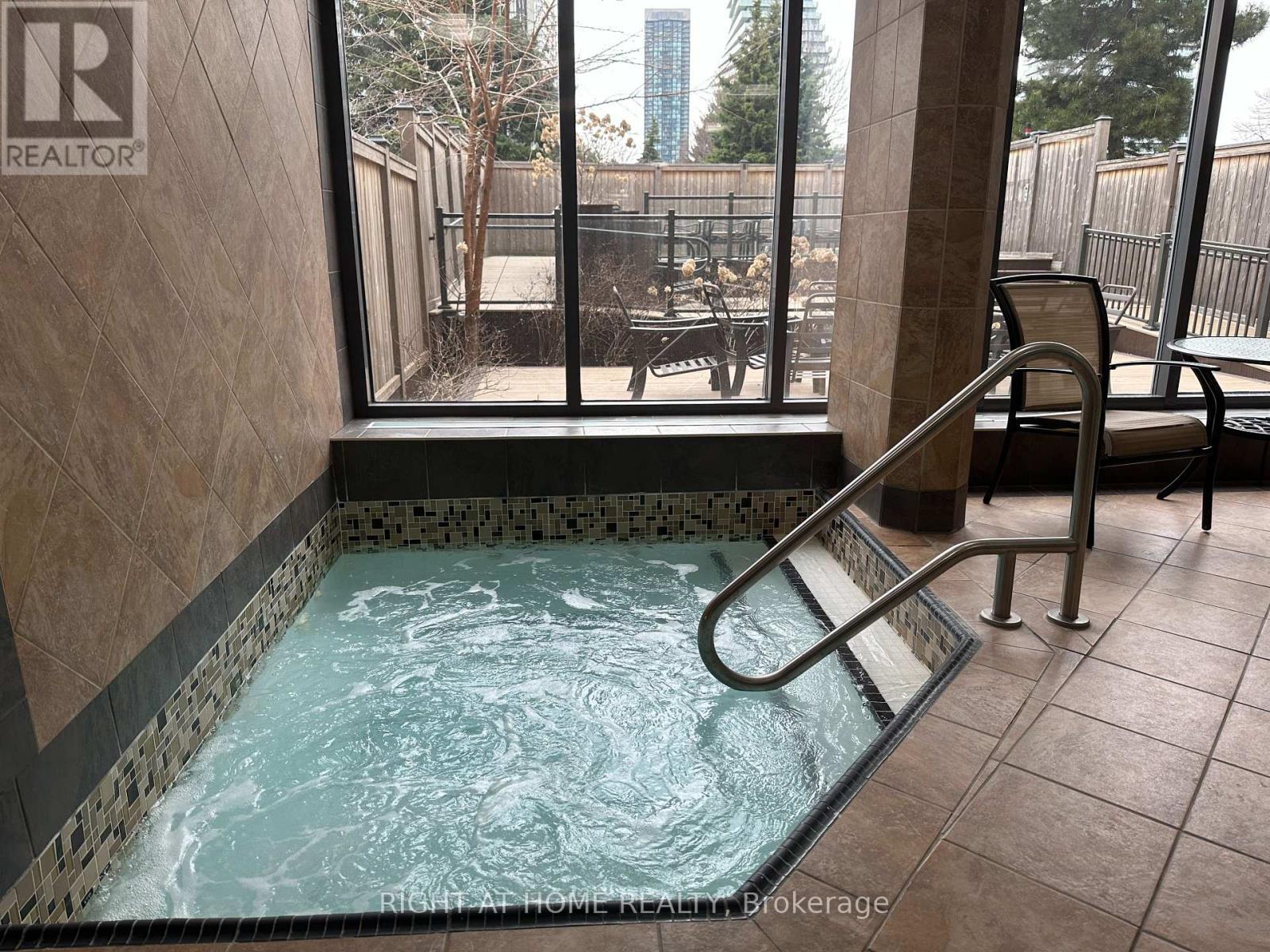 1406 - 300 Webb Drive, Mississauga, Ontario  L5B 3W3 - Photo 17 - W12628178