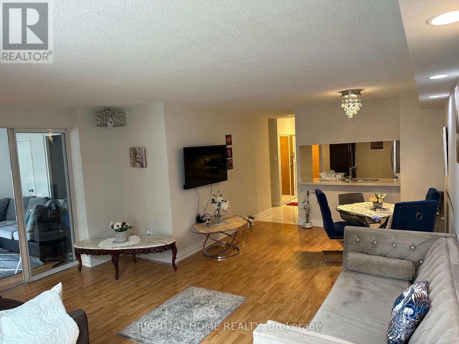 1406 - 300 Webb Drive, Mississauga, Ontario  L5B 3W3 - Photo 6 - W12628178