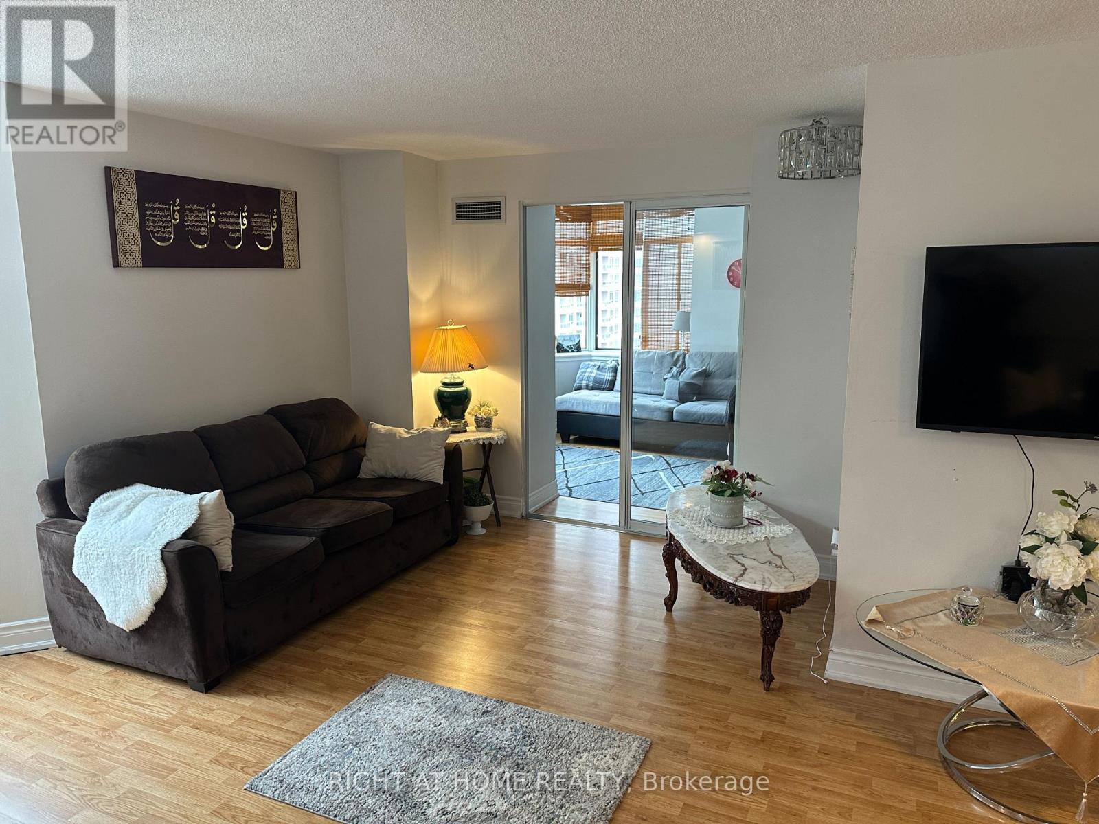 1406 - 300 Webb Drive, Mississauga, Ontario  L5B 3W3 - Photo 7 - W12628178