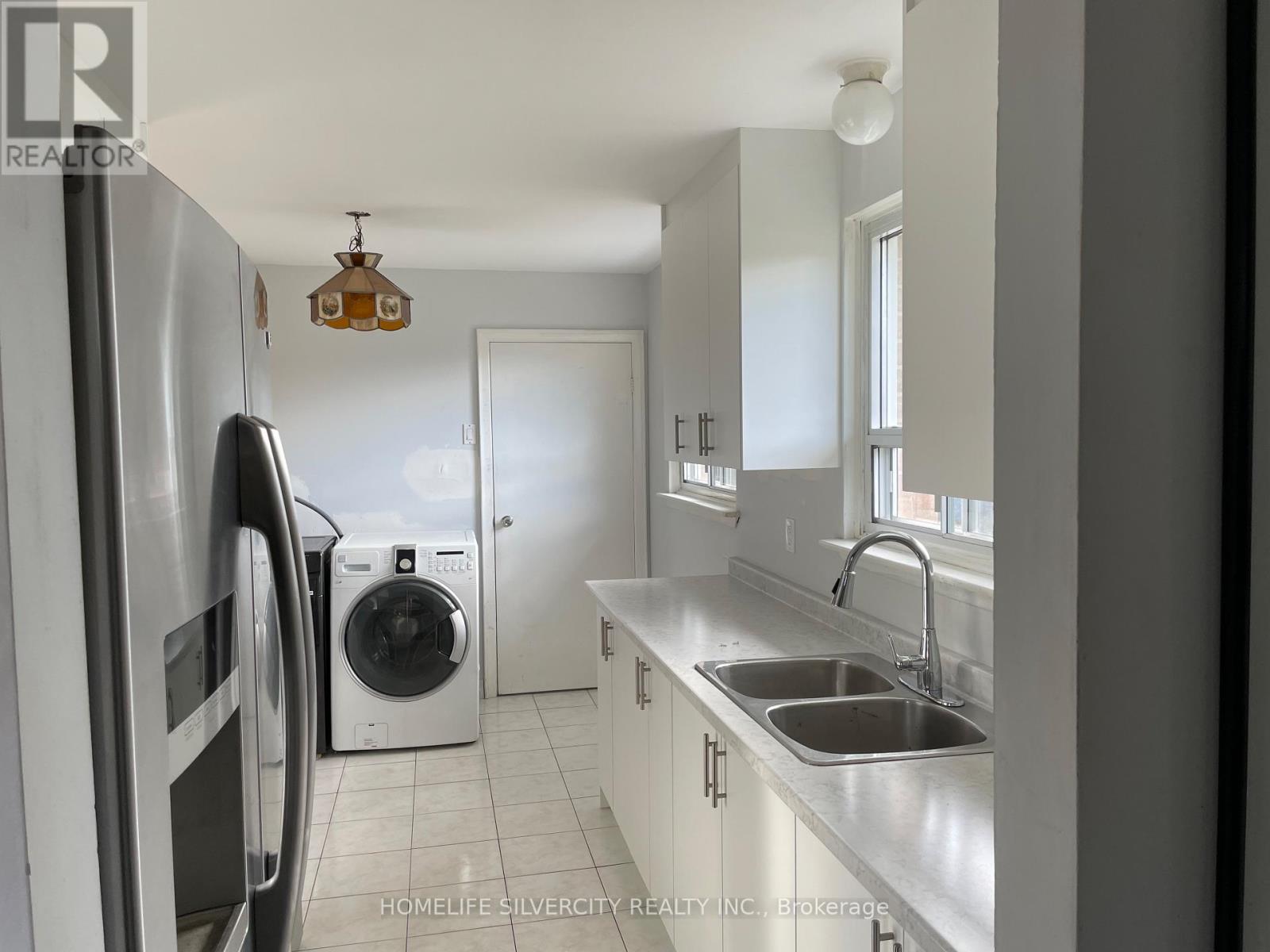 7 Mandrain Crescent, Brampton, Ontario  L6S 2S2 - Photo 11 - W12628240