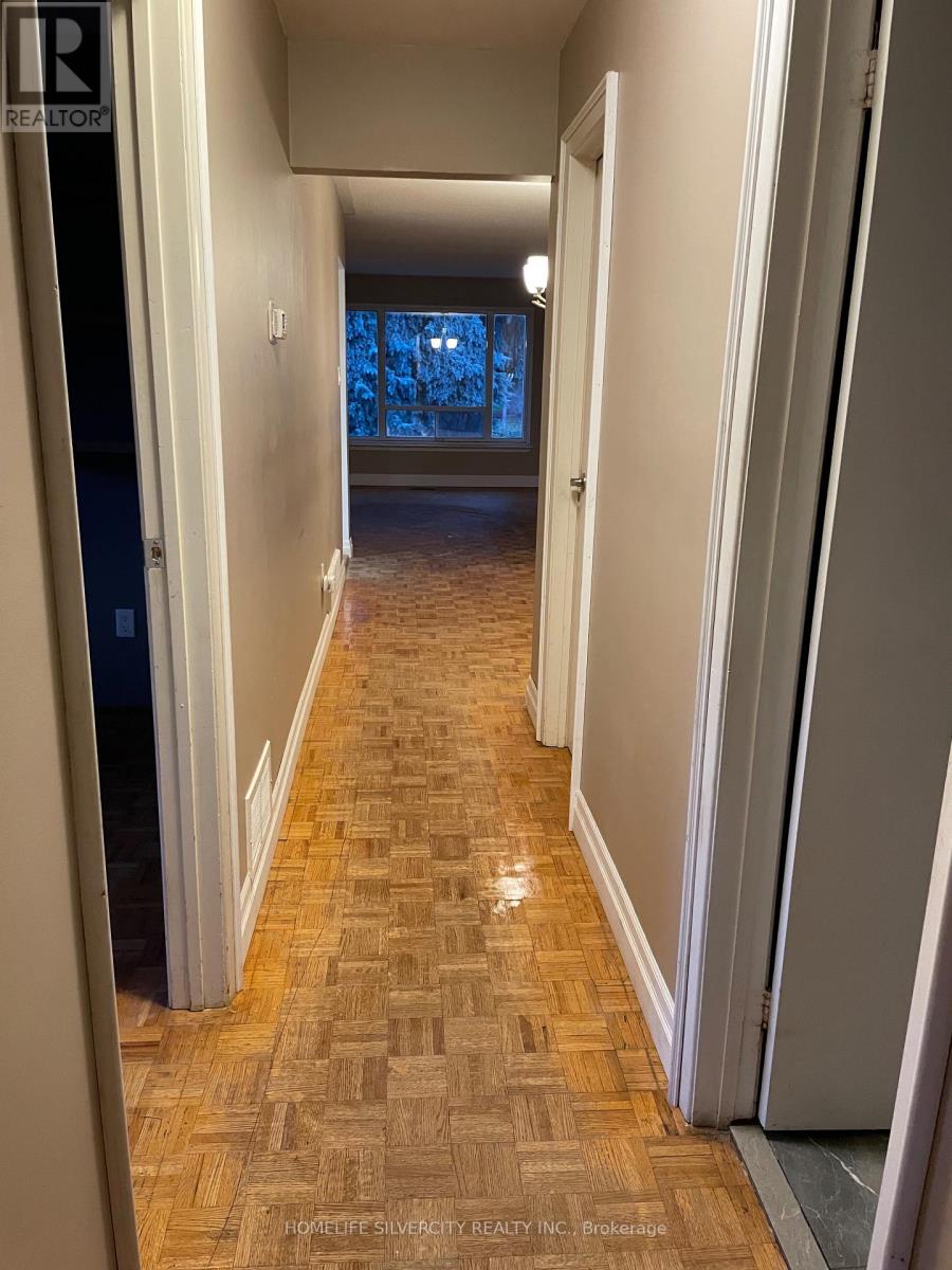 7 Mandrain Crescent, Brampton, Ontario  L6S 2S2 - Photo 24 - W12628240