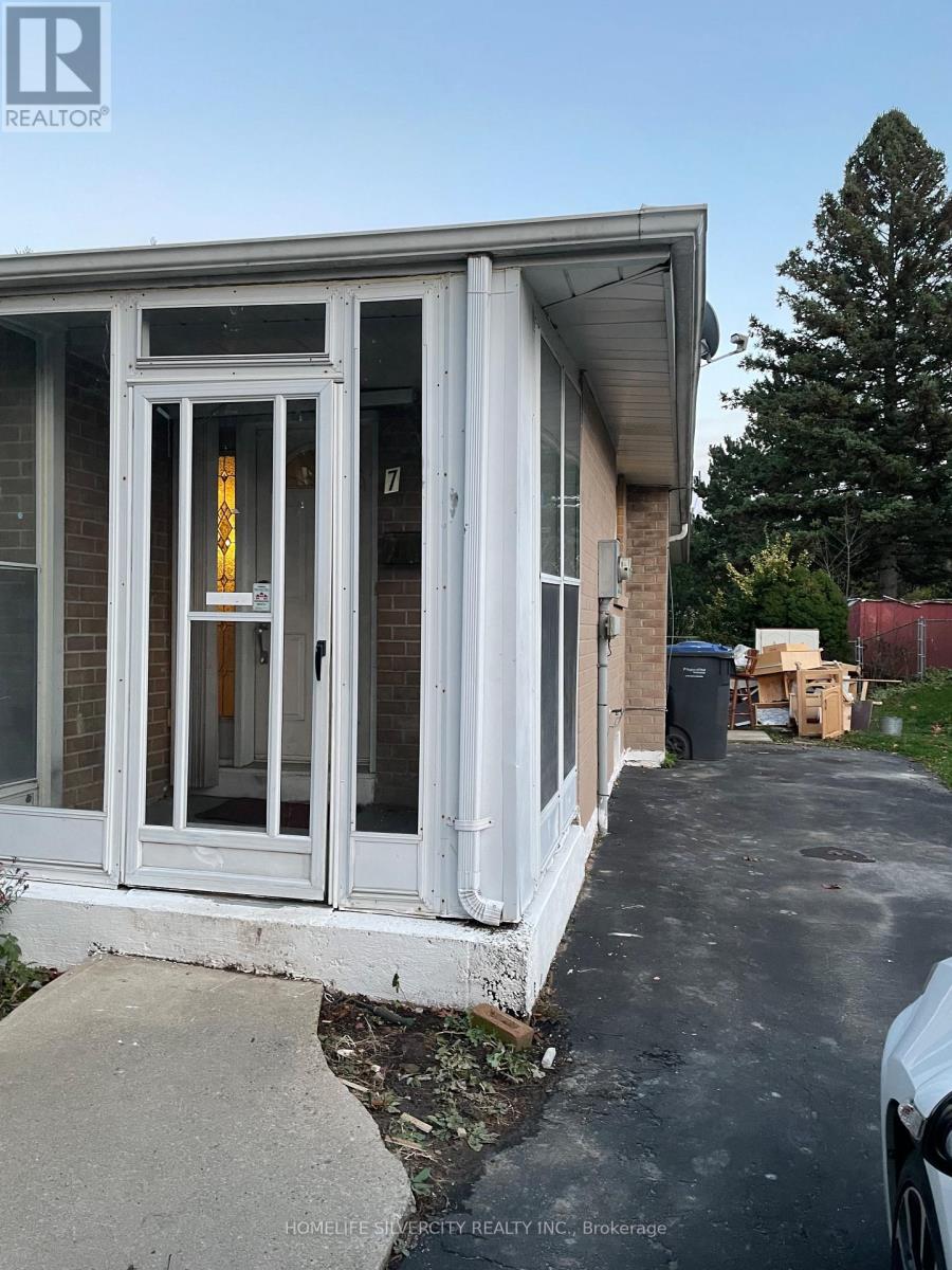 7 Mandrain Crescent, Brampton, Ontario  L6S 2S2 - Photo 3 - W12628240