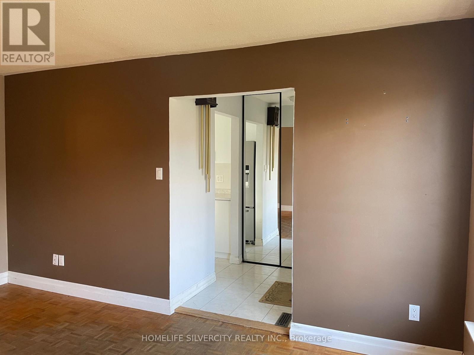 7 Mandrain Crescent, Brampton, Ontario  L6S 2S2 - Photo 5 - W12628240