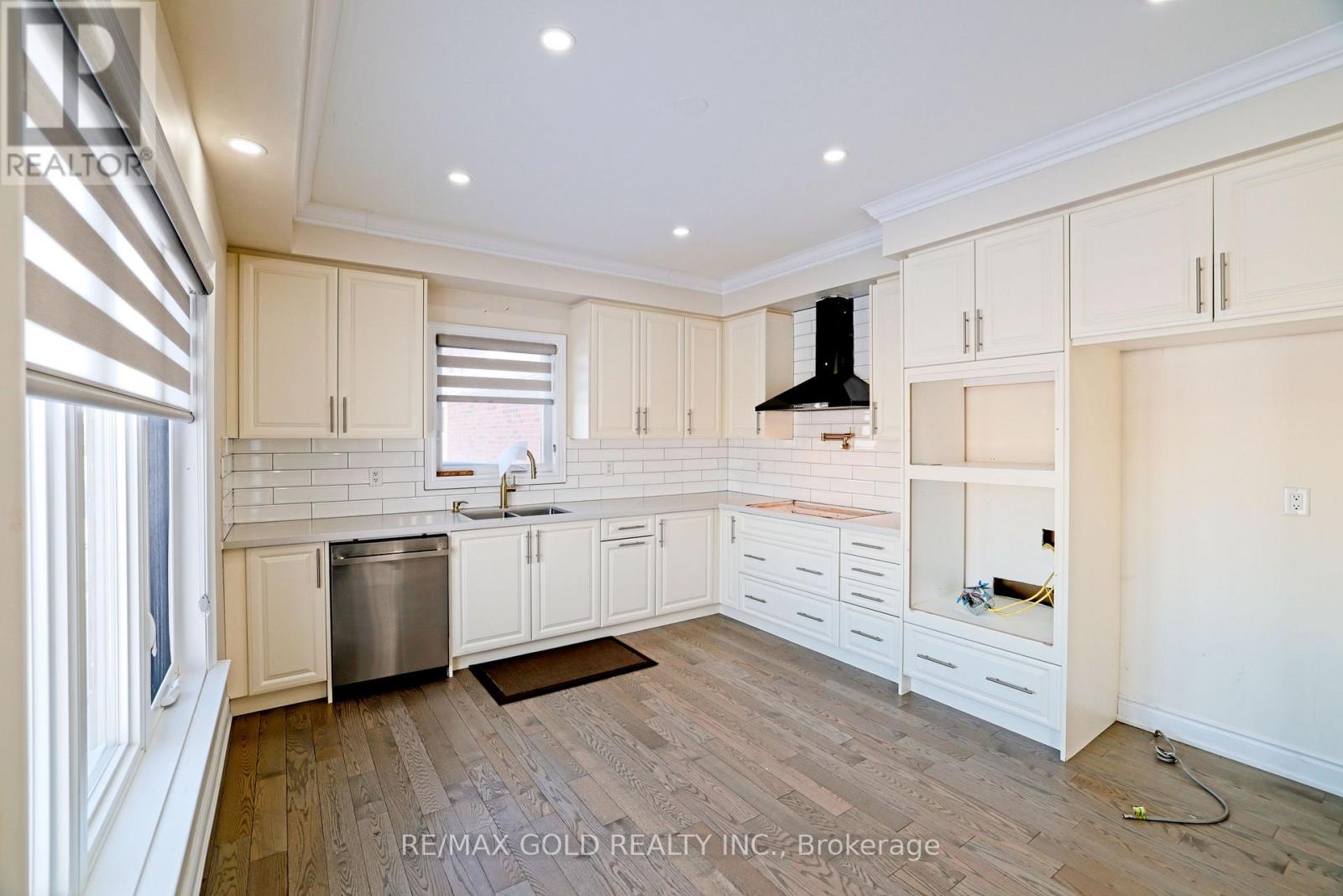 10 Stewart Crescent, Essa, Ontario  L0L 2N0 - Photo 18 - N12628292