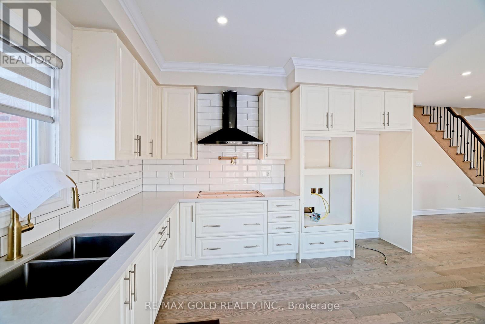 10 Stewart Crescent, Essa, Ontario  L0L 2N0 - Photo 21 - N12628292