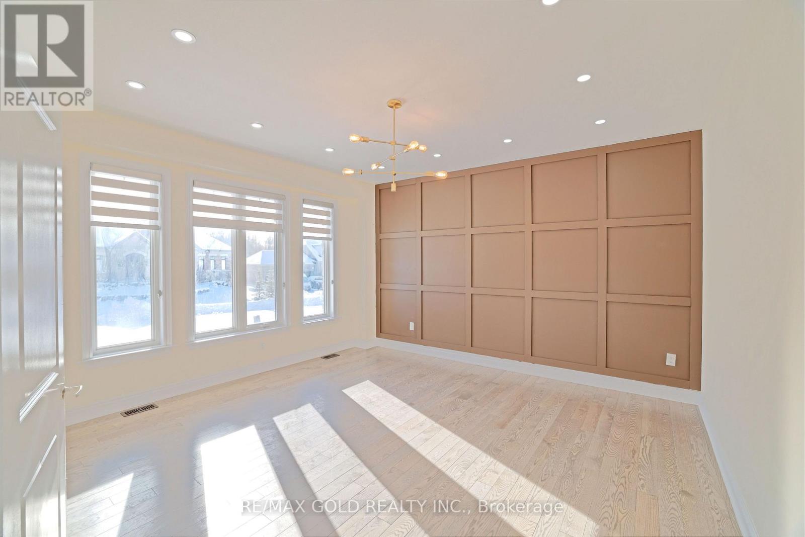 10 Stewart Crescent, Essa, Ontario  L0L 2N0 - Photo 5 - N12628292