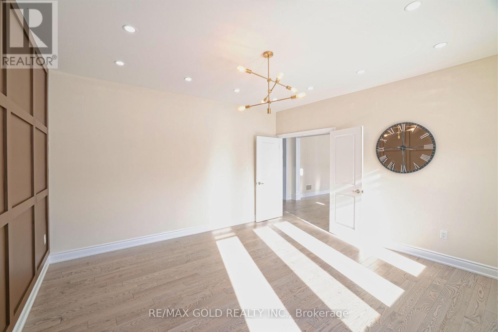 10 Stewart Crescent, Essa, Ontario  L0L 2N0 - Photo 6 - N12628292