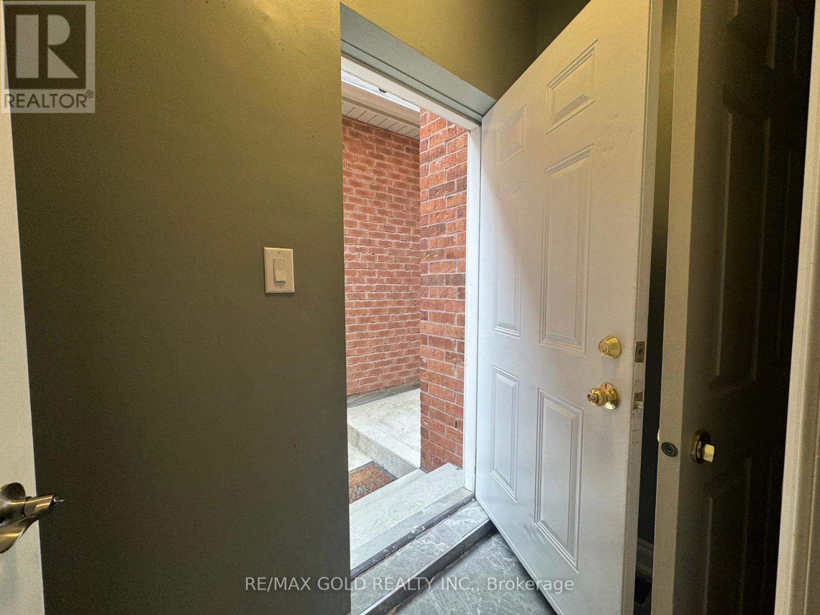 6 Lillian Crescent, Brampton, Ontario  L6R 2W7 - Photo 2 - W12628284